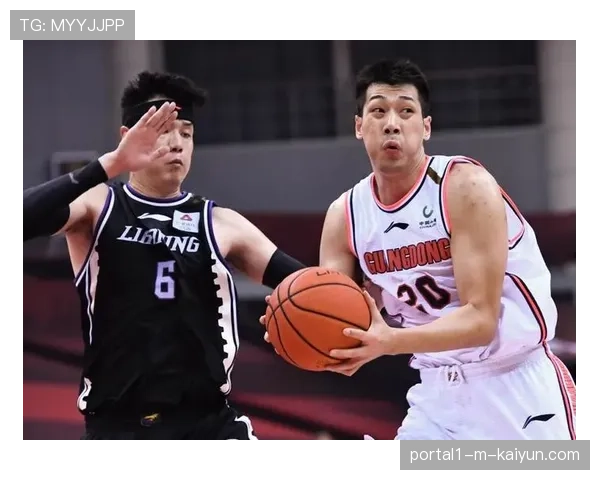 贺希宁脸部挂彩带伤作战 深圳队长展现血性篮球