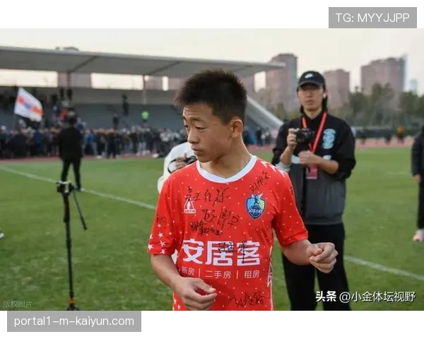青岛海牛16岁邝兆镭历史性登场 成中超首位亮相09后球员 青岛海牛16岁邝兆镭历史性登场 成中超首位亮相09后球员